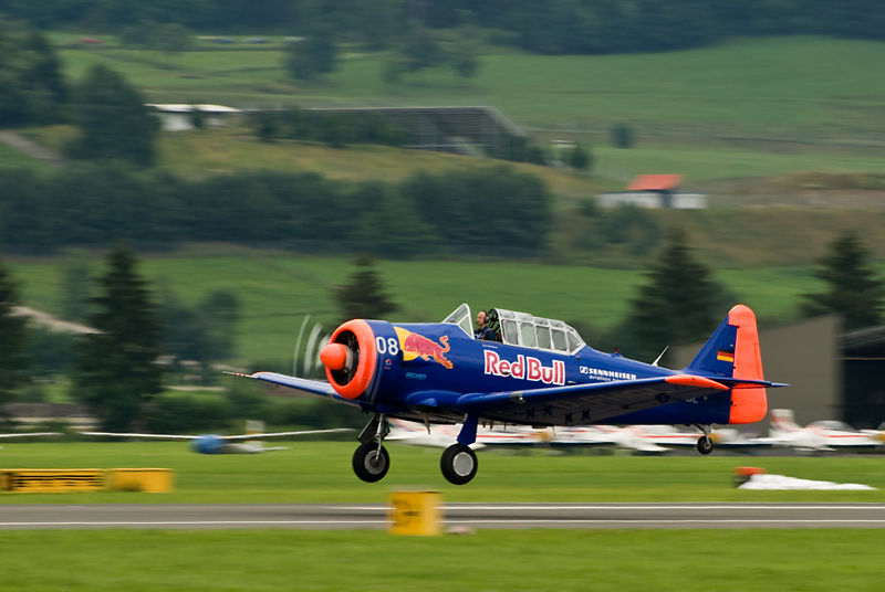 110_AirPower_T-6 Team na North American SNJ-5 Texan.jpg